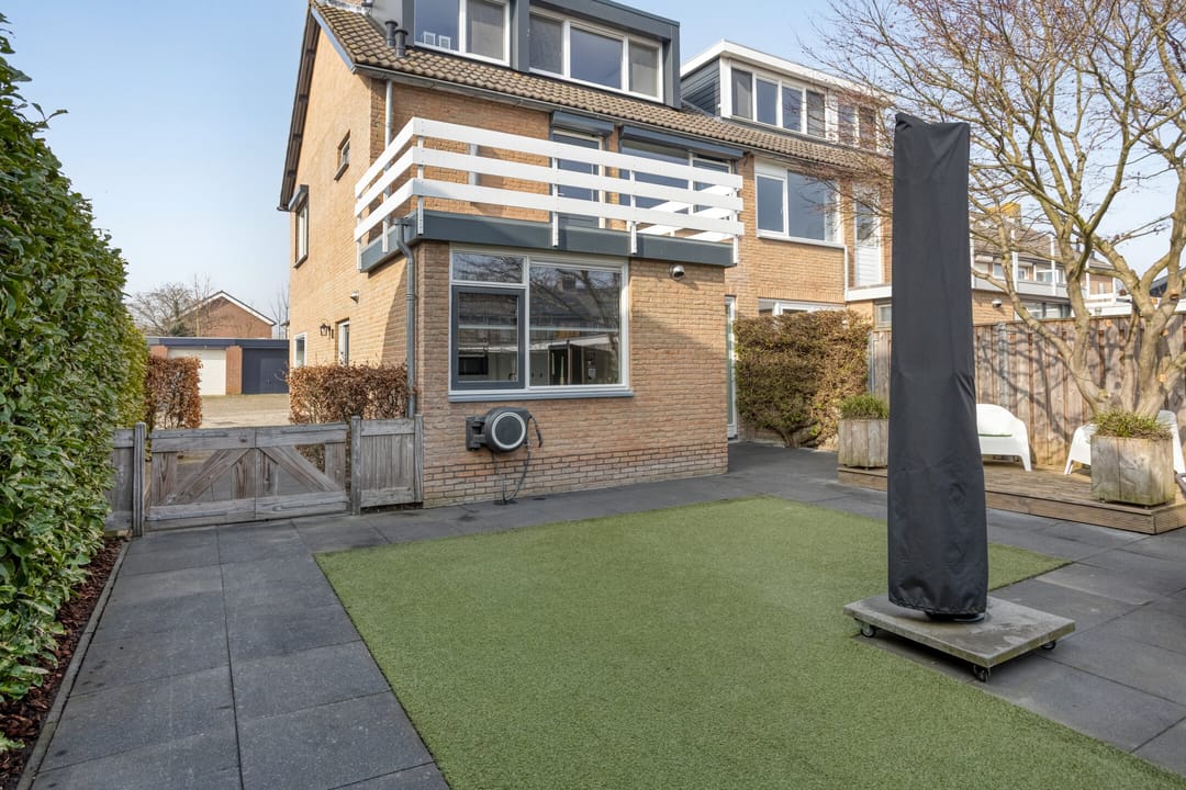 Move-in Ready Semi-Detached House with 4 Bedrooms and Large Garage in Terheijden — 41