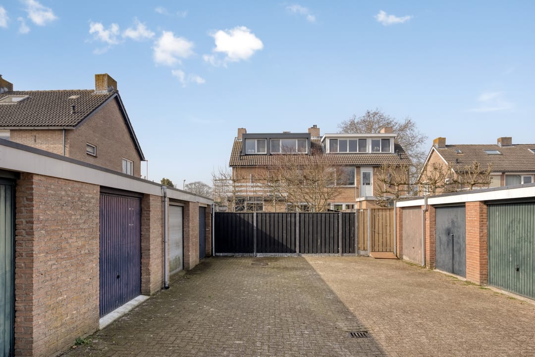 Move-in Ready Semi-Detached House with 4 Bedrooms and Large Garage in Terheijden — 43