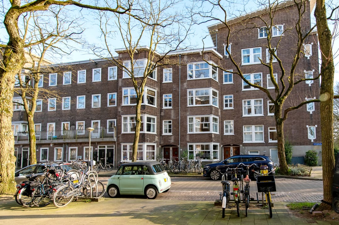 Charmant licht appartement met zonnig balkon in De Baarsjes