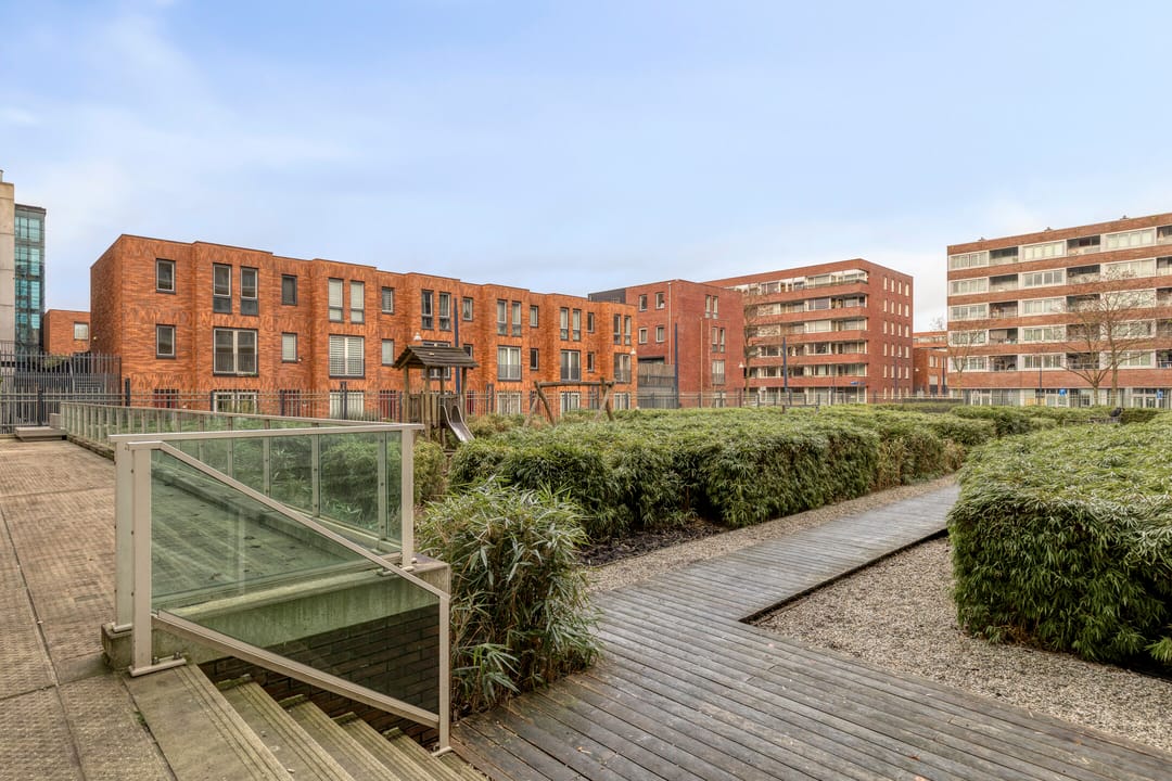Spacious and Light 4-Room Apartment with Energy Label A in Amsterdam Nieuw West — 28