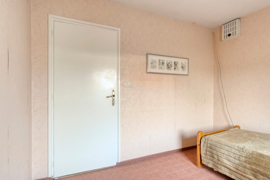 Spacious detached family home with large garden and potential in Malden — 37