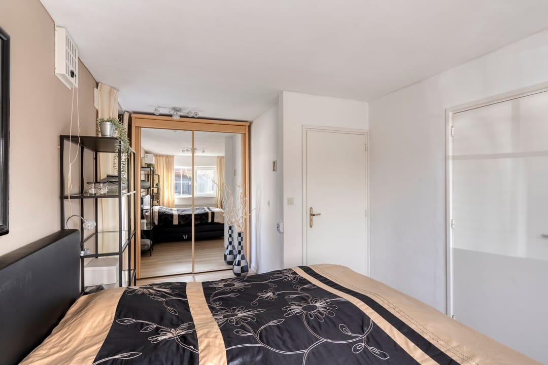 Spacious detached family home with large garden and potential in Malden — 30