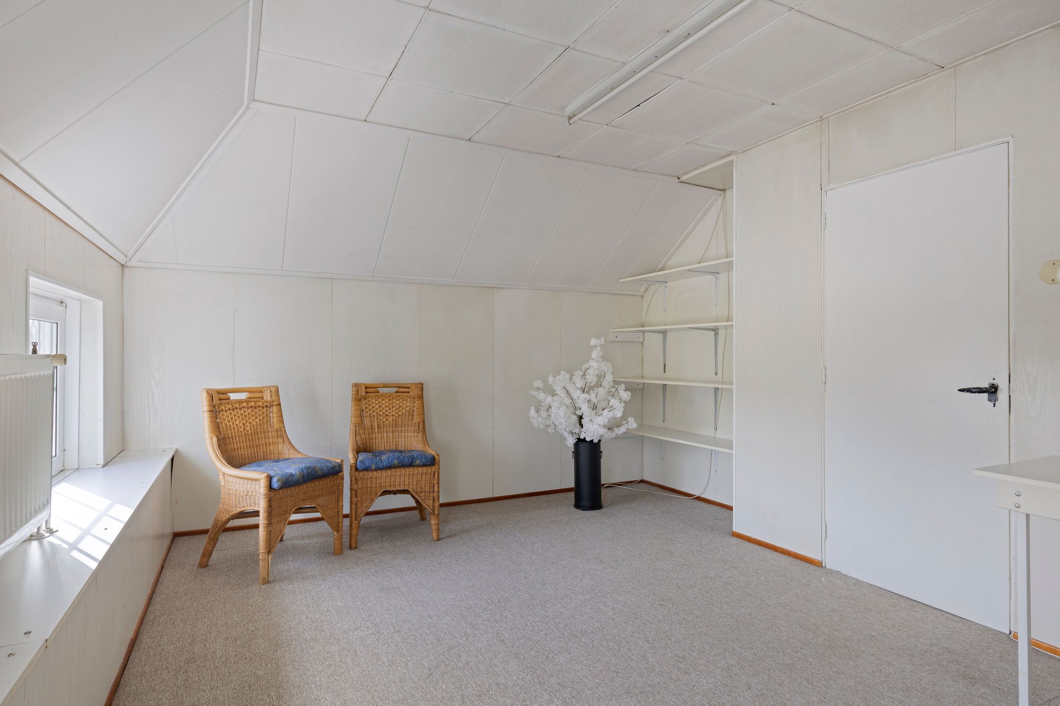 Spacious detached family home with large garden and potential in Malden — 38