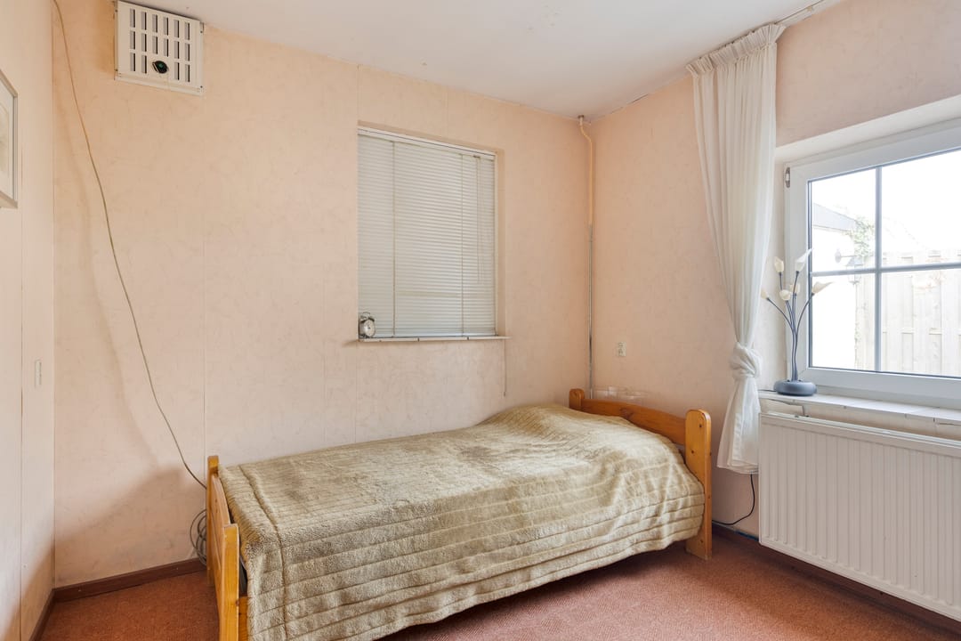 Spacious detached family home with large garden and potential in Malden — 36
