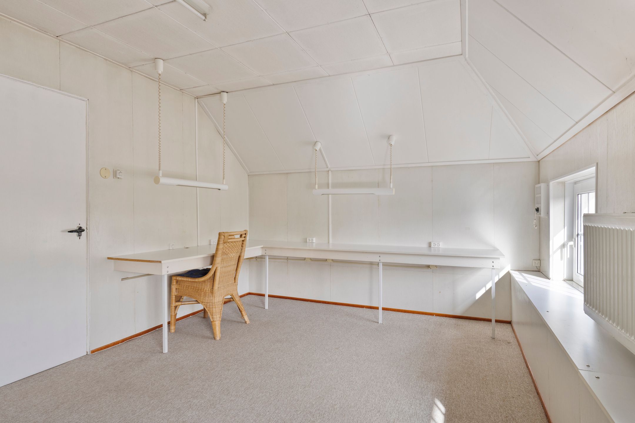 Spacious detached family home with large garden and potential in Malden — 42