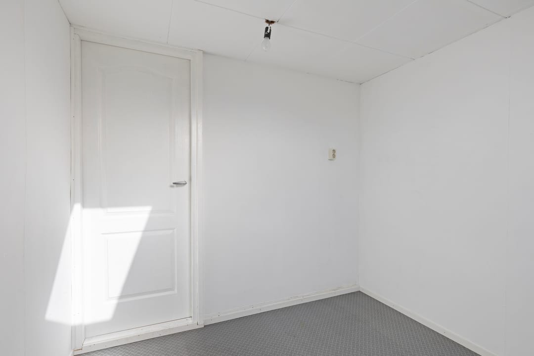 Spacious detached family home with large garden and potential in Malden — 43