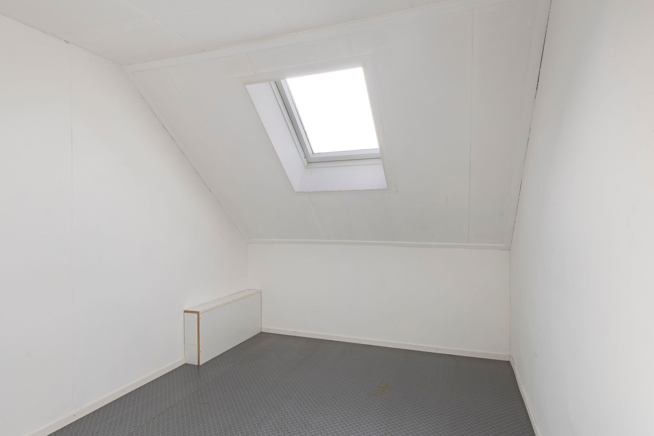 Spacious detached family home with large garden and potential in Malden — 41
