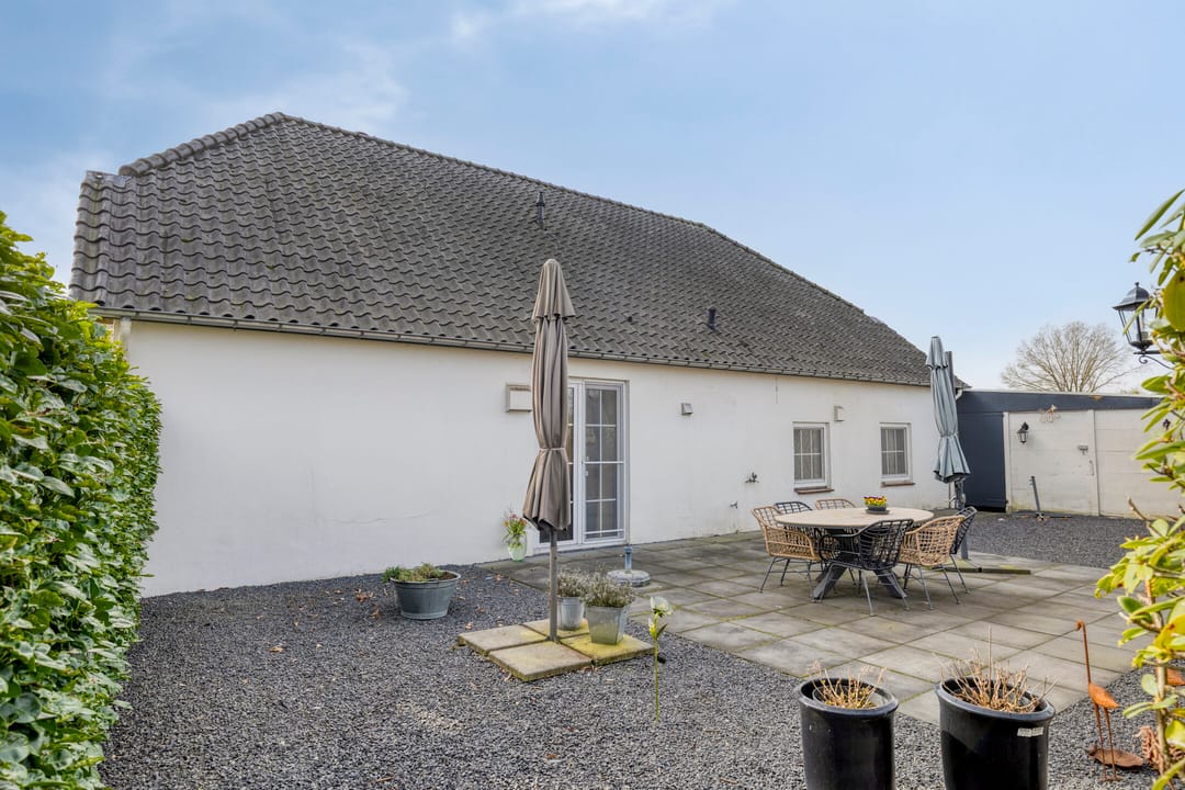 Spacious detached family home with large garden and potential in Malden — 25