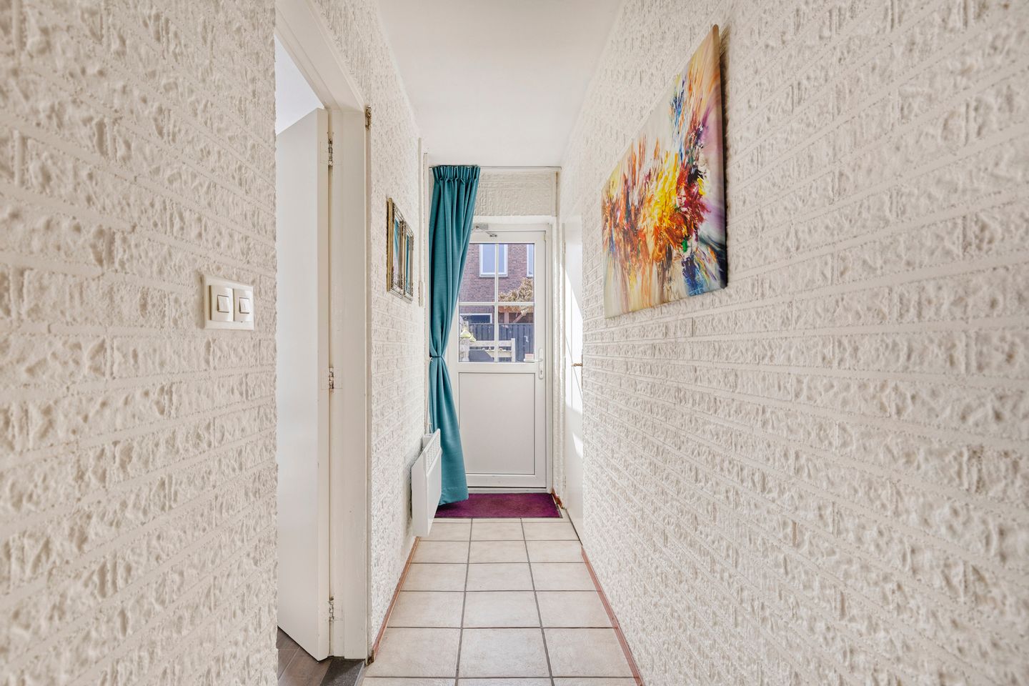 Spacious detached family home with large garden and potential in Malden — 28
