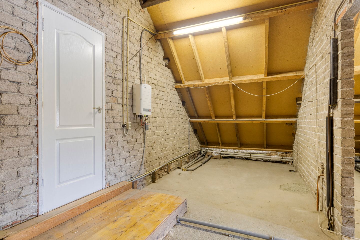 Spacious detached family home with large garden and potential in Malden — 47
