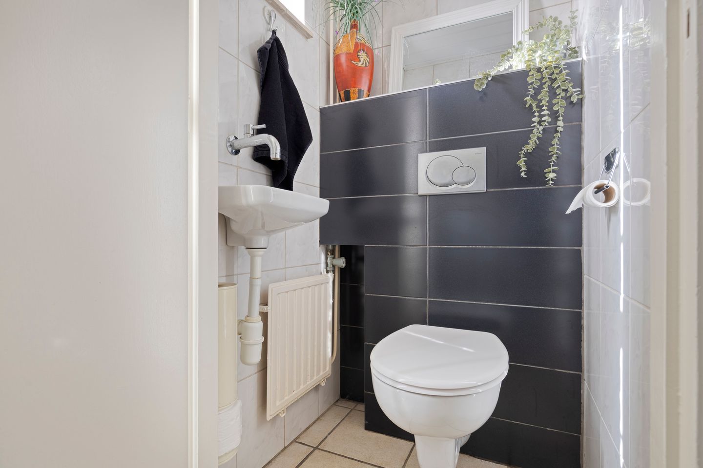 Spacious detached family home with large garden and potential in Malden — 34