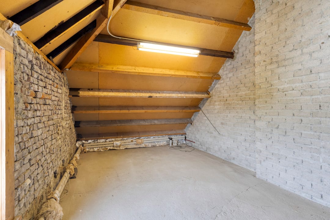 Spacious detached family home with large garden and potential in Malden — 48