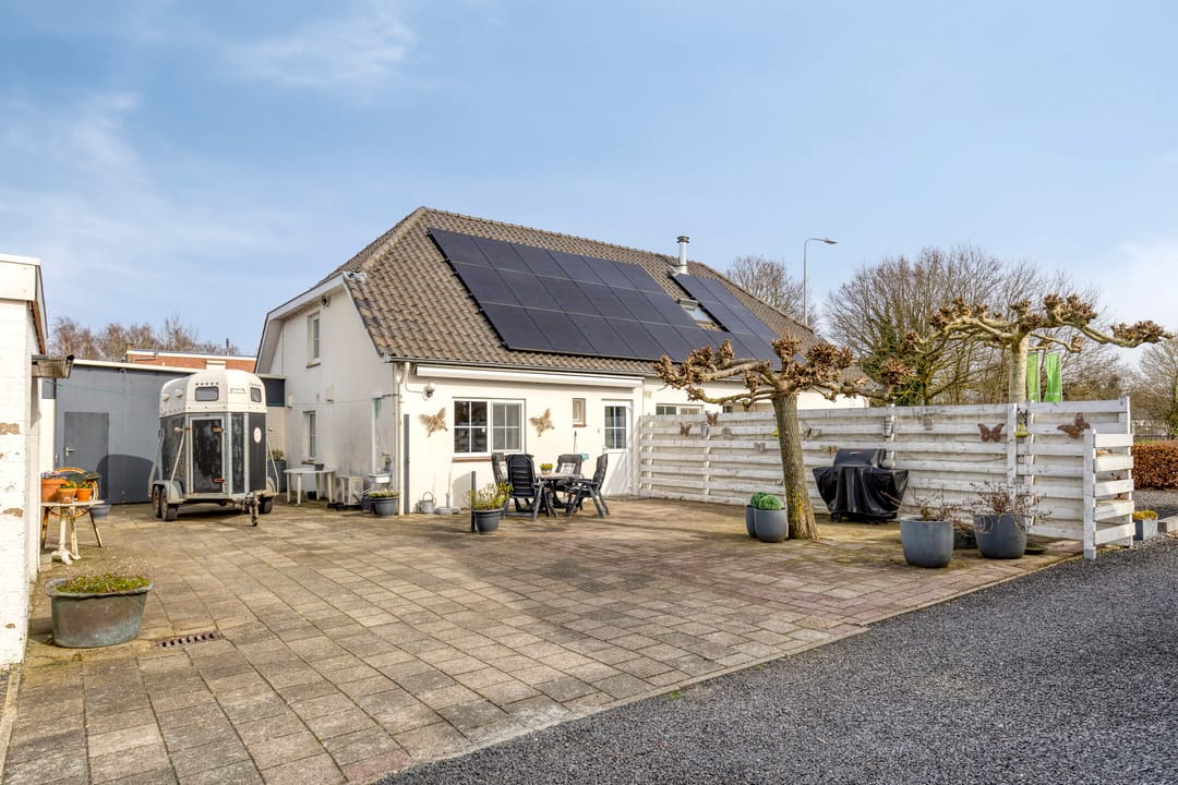 Spacious detached family home with large garden and potential in Malden — 54