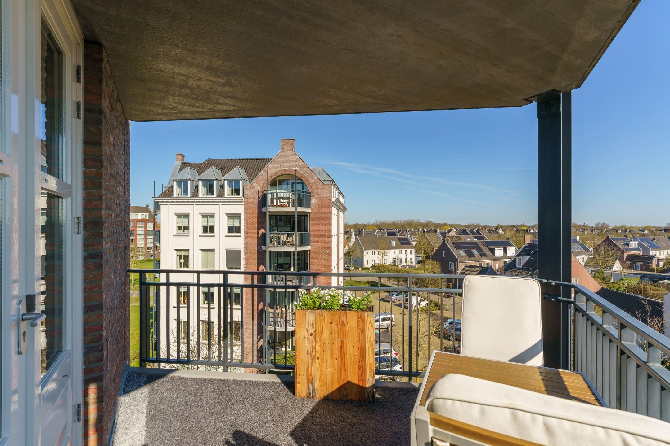 Spacious corner apartment with stunning views and private parking in Brandevoort — 28