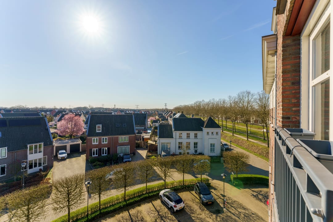 Spacious corner apartment with stunning views and private parking in Brandevoort — 38