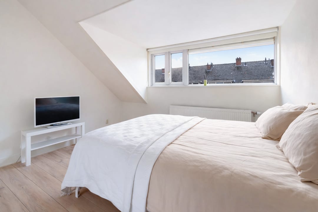 Renovated 5-room upstairs apartment with balcony in Rotterdam Oud Mathenesse — 37