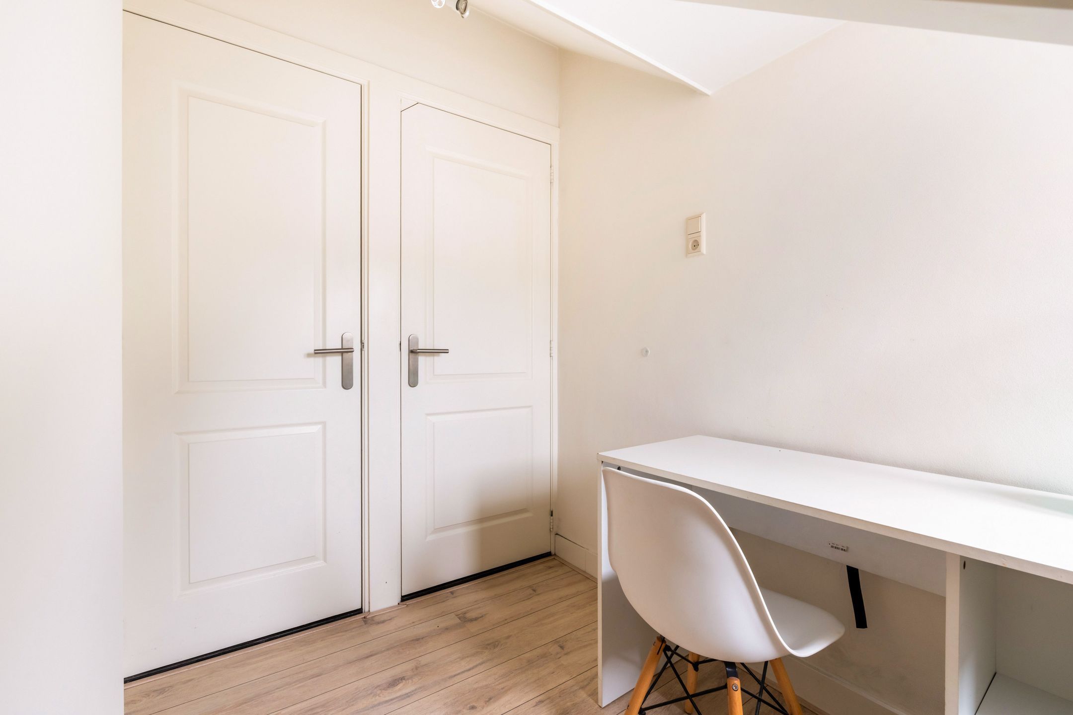 Renovated 5-room upstairs apartment with balcony in Rotterdam Oud Mathenesse — 41