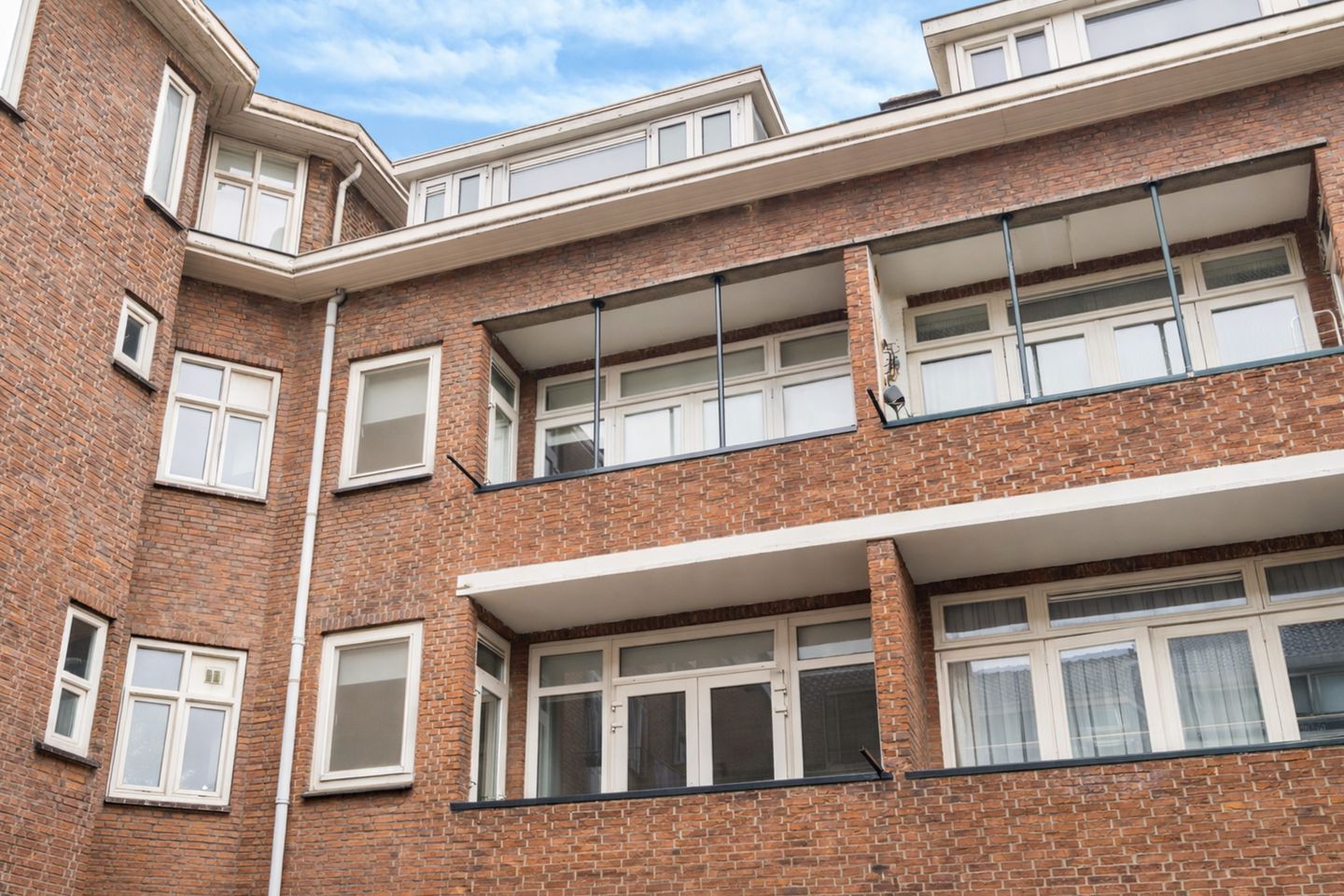 Renovated 5-room upstairs apartment with balcony in Rotterdam Oud Mathenesse — 44