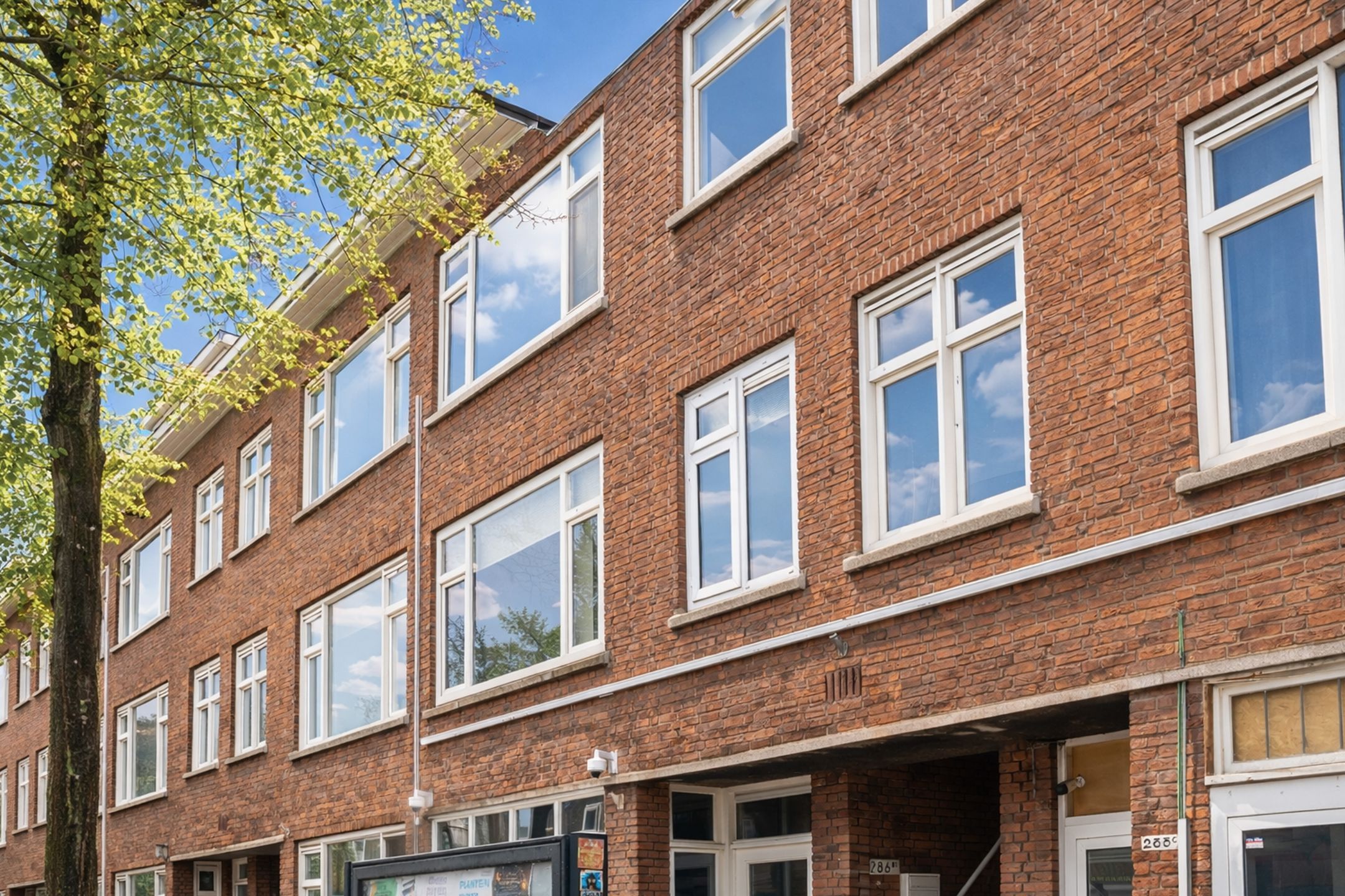 Renovated 5-room upstairs apartment with balcony in Rotterdam Oud Mathenesse — 55