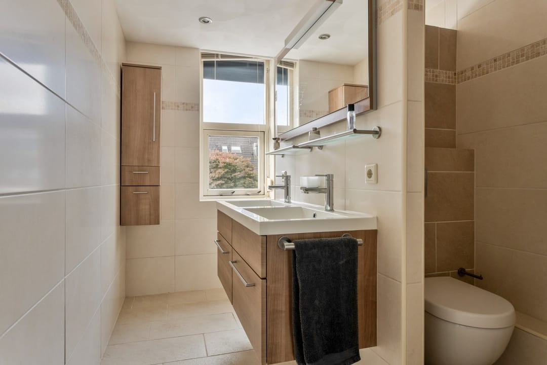 Move-in ready energy efficient extended terraced home with luxury finish and sunny garden — 12