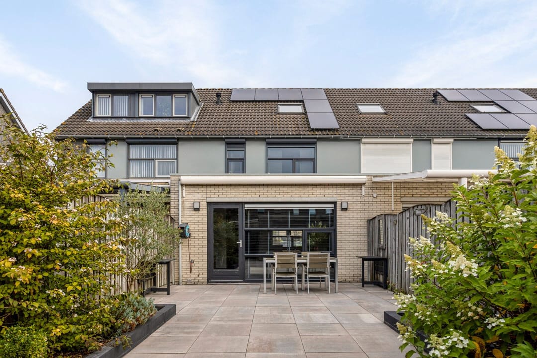 Move-in ready energy efficient extended terraced home with luxury finish and sunny garden — 19