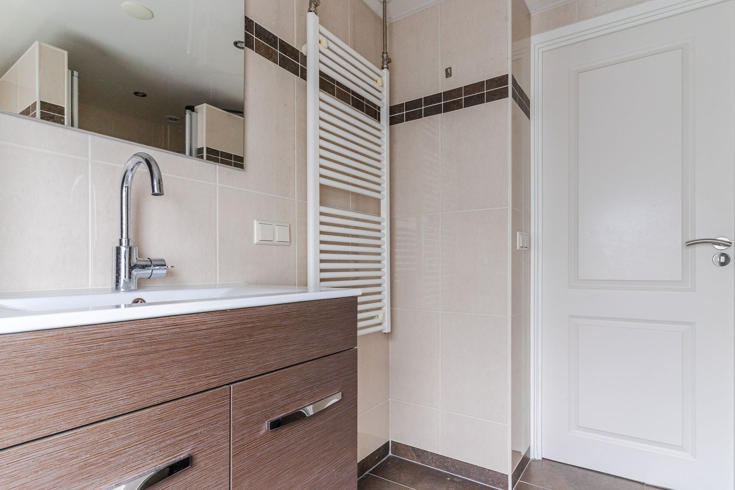 Renovated Semi-Detached Home with Spacious Garden and Heated Office in Zwaag — 25