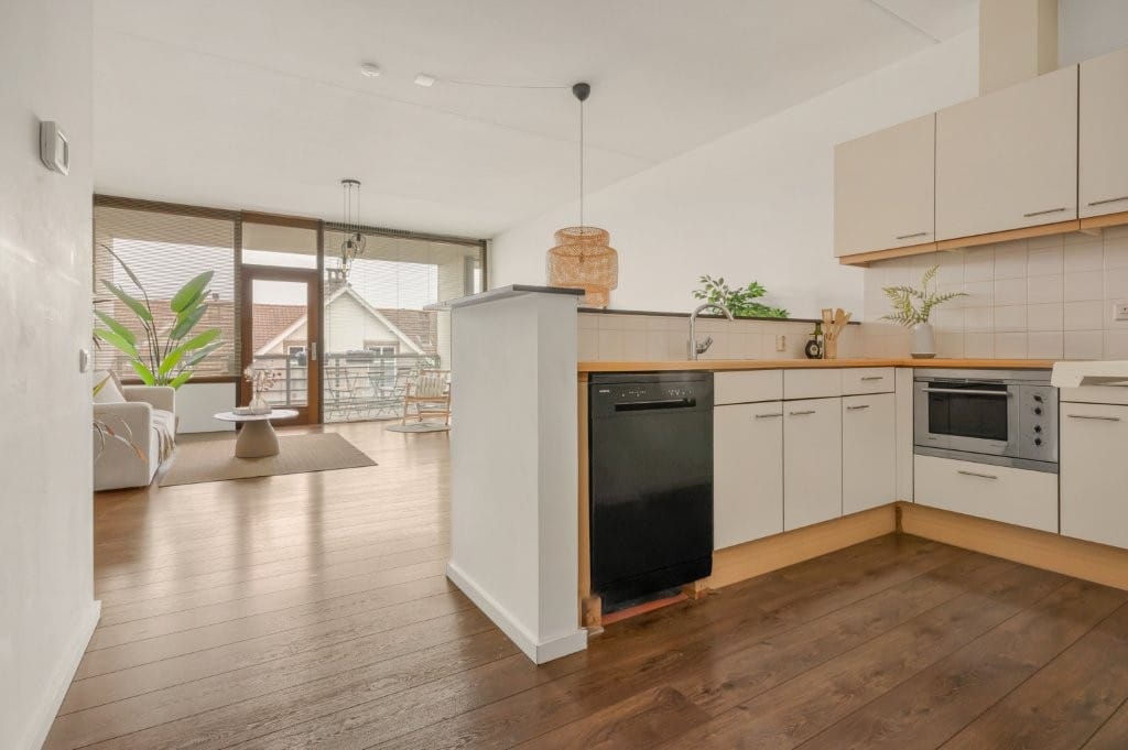 Modern 3-Room Apartment with Sunny Terrace and Parking Space in Utrecht Rivierenwijk — 12