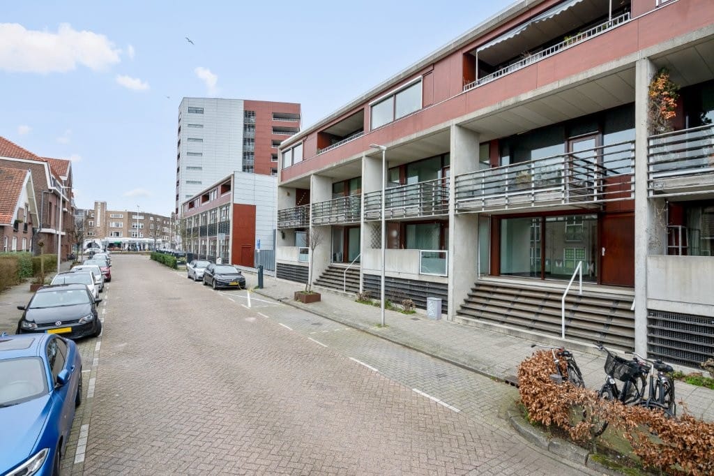 Modern 3-Room Apartment with Sunny Terrace and Parking Space in Utrecht Rivierenwijk — 24