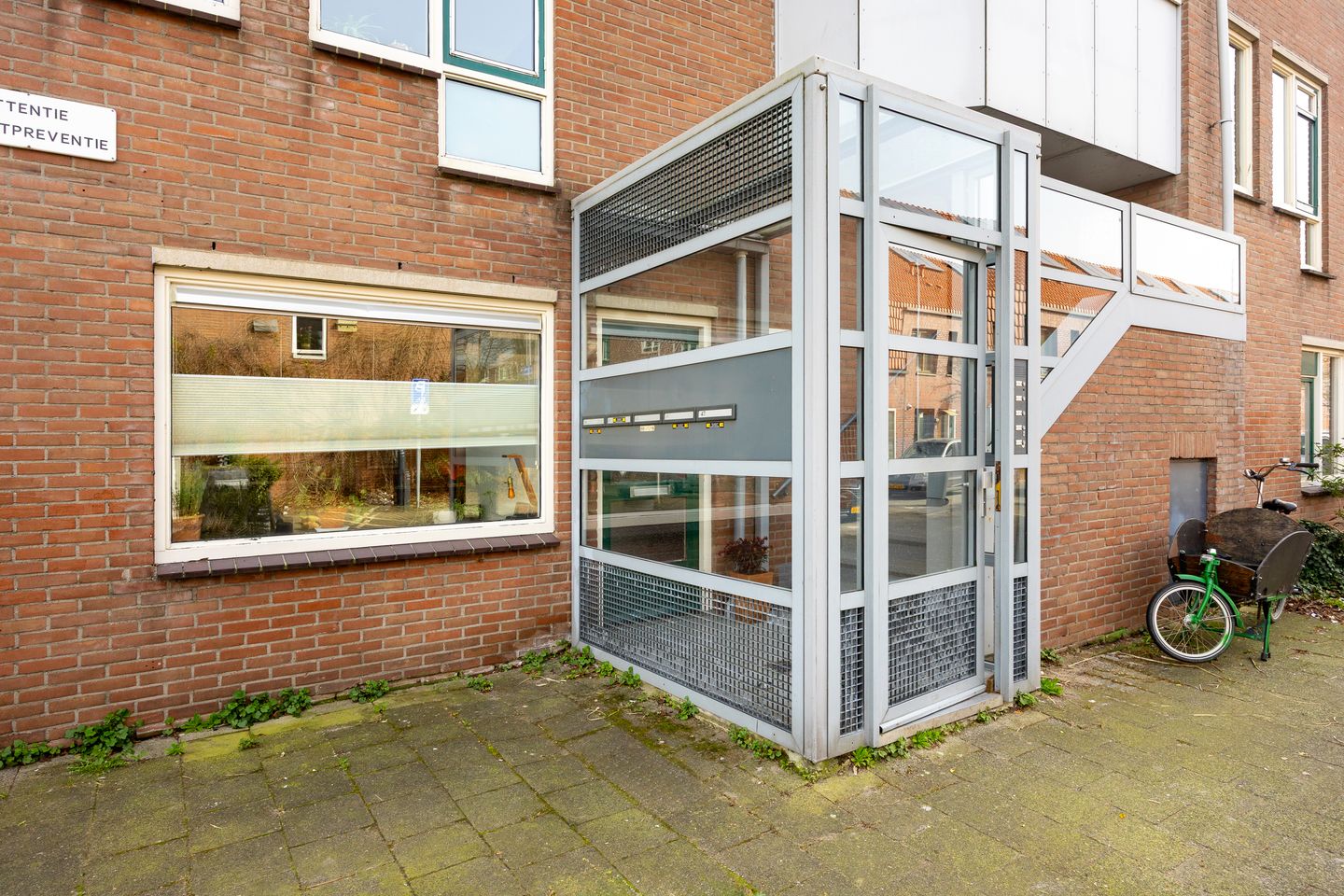 Photo 35 of Aardbeistraat 47