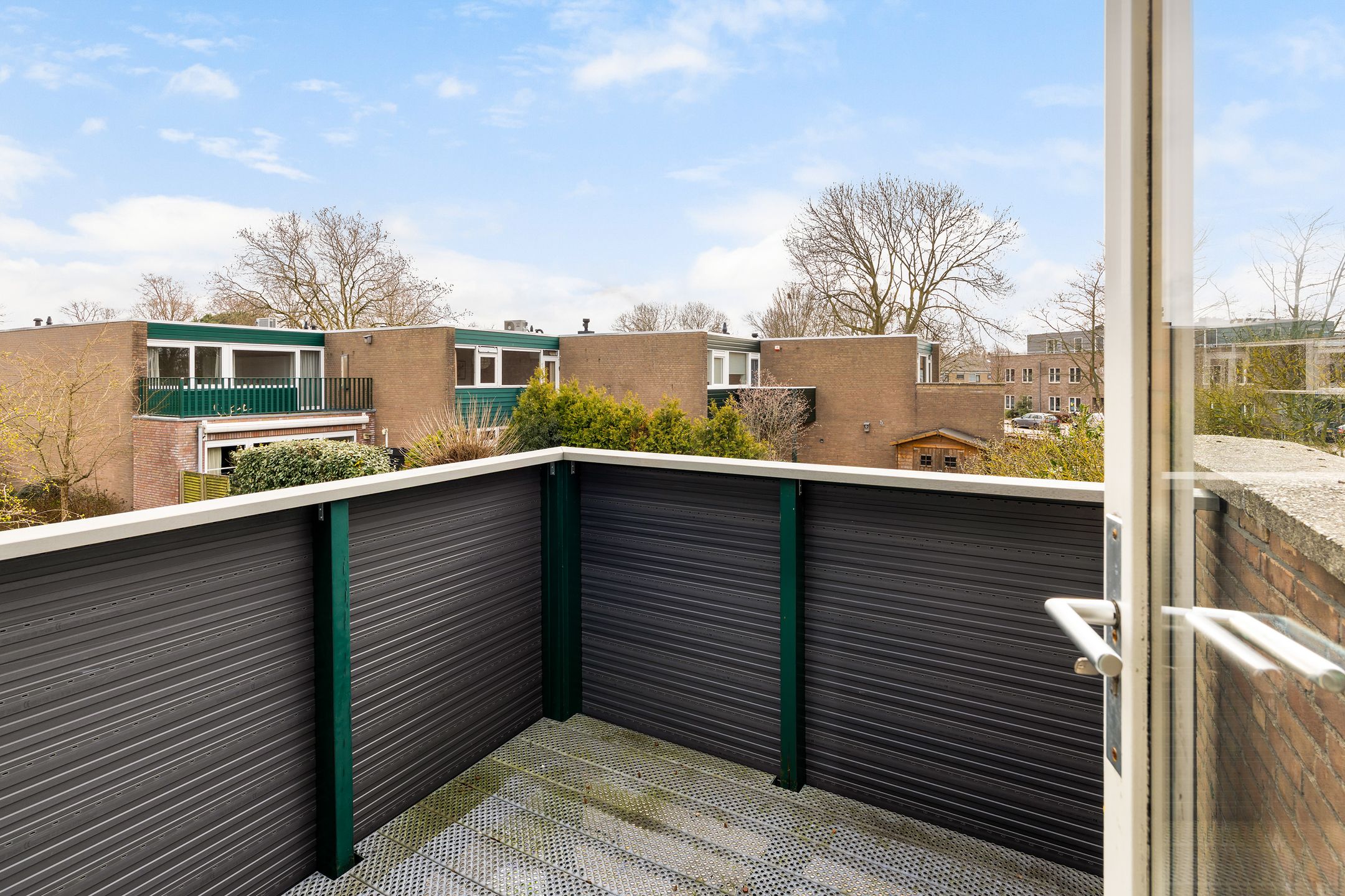 Spacious family home with 4 bedrooms, private parking, and sunny garden in quiet Wassenaar courtyard — 12