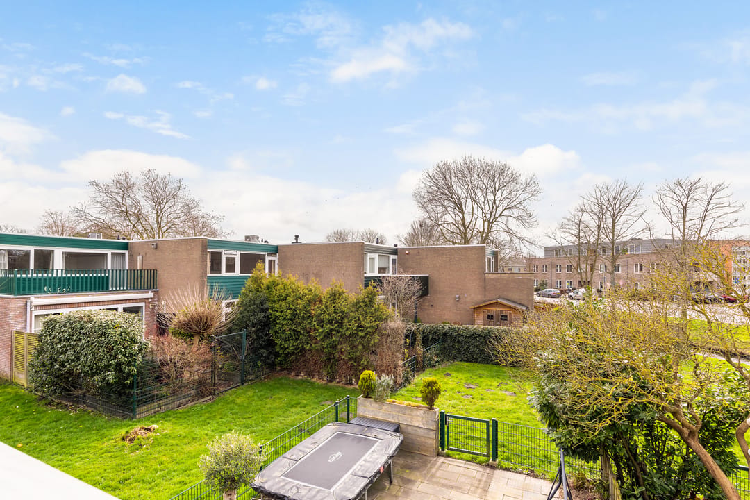Spacious family home with 4 bedrooms, private parking, and sunny garden in quiet Wassenaar courtyard — 13