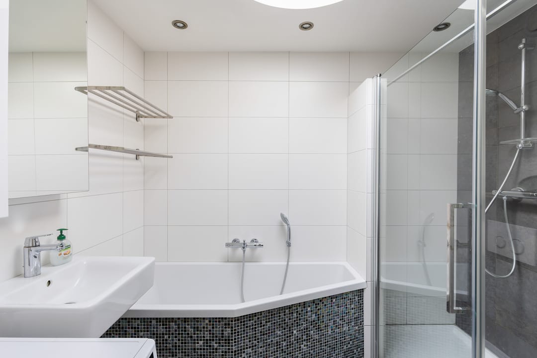 Spacious family home with 4 bedrooms, private parking, and sunny garden in quiet Wassenaar courtyard — 16