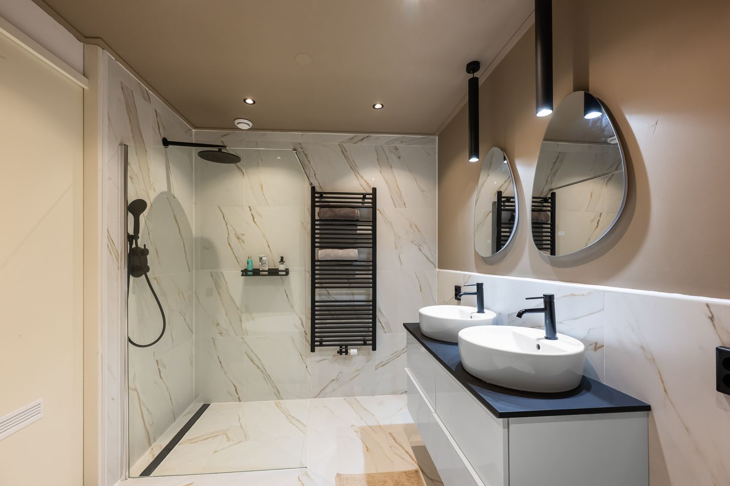 Foto 29 van Zwarte Ring 93