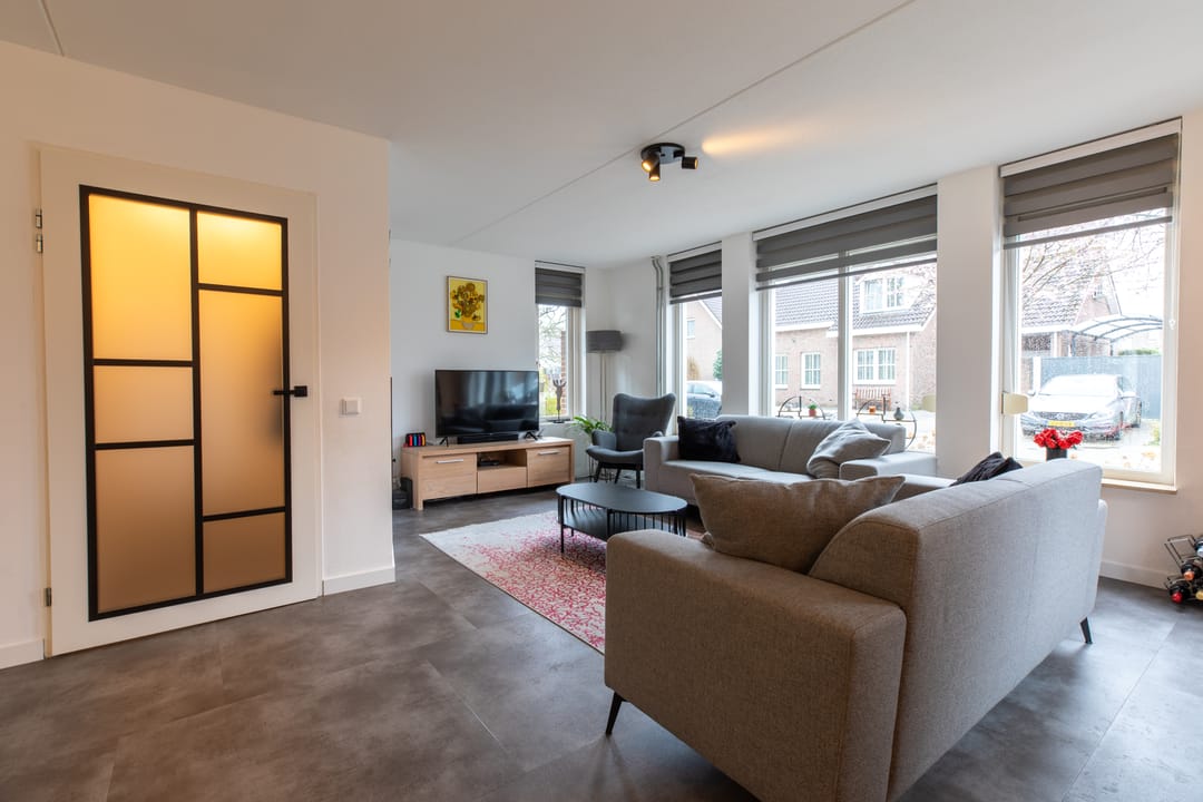 Foto 2 van Mies van der Rohestraat 8