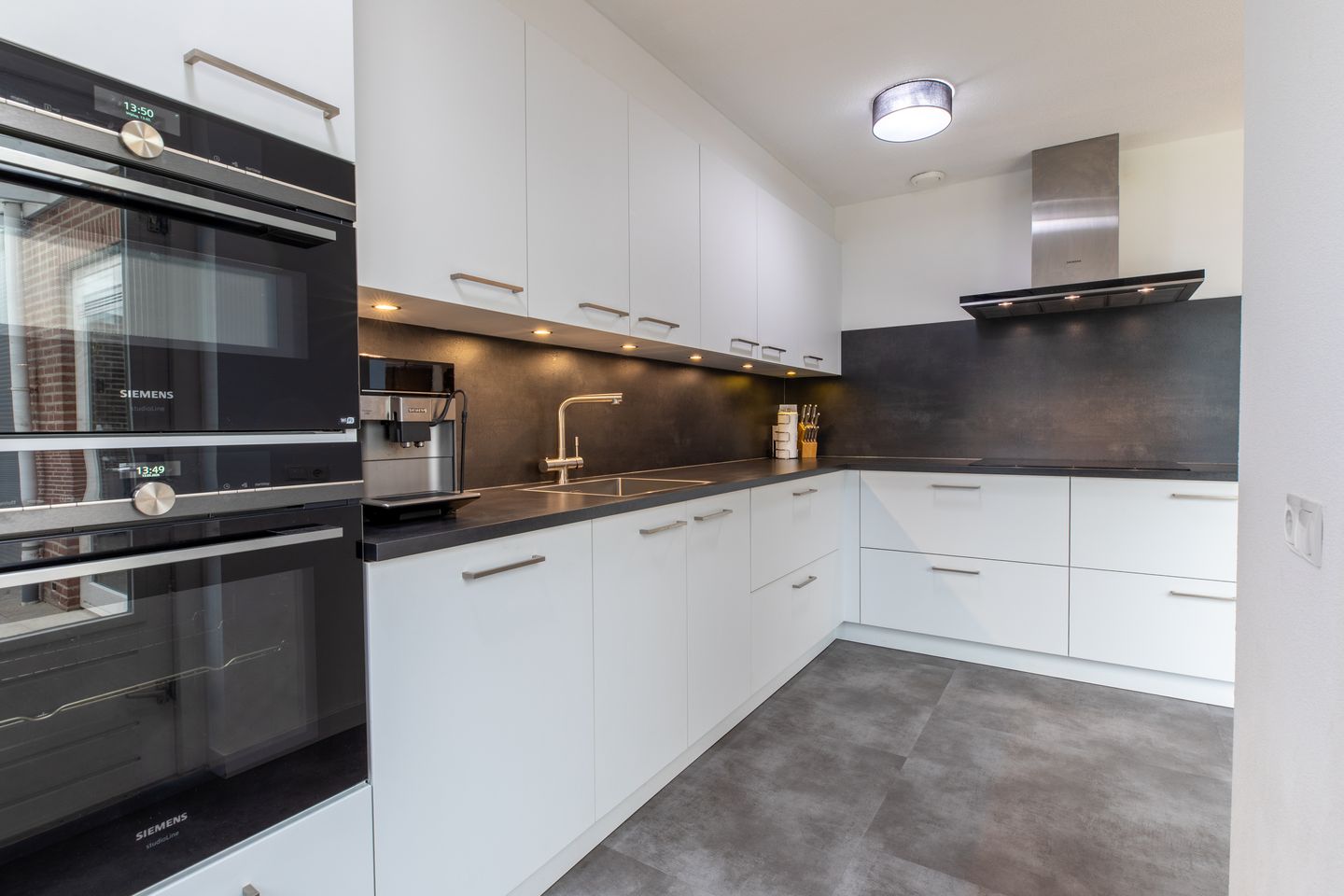 Foto 10 van Mies van der Rohestraat 8