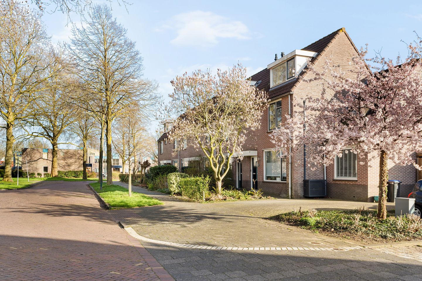 Spacious Family Home with South Facing Garden in Hinderstein Noord — 34