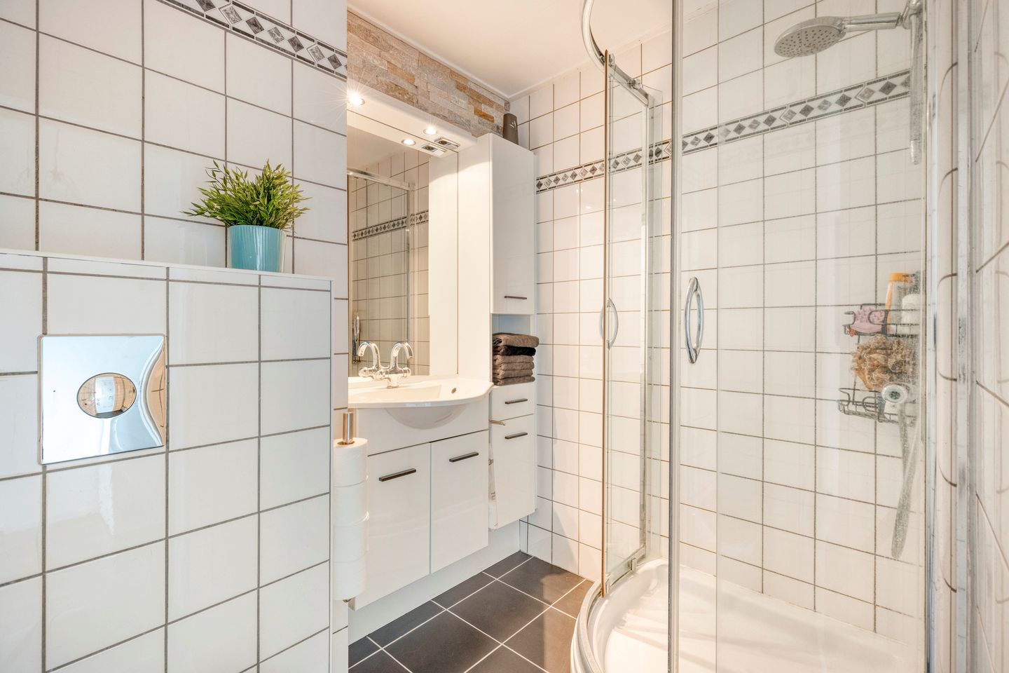 Spacious 3-Room Apartment on 3rd Floor with Balcony and Free View — 14