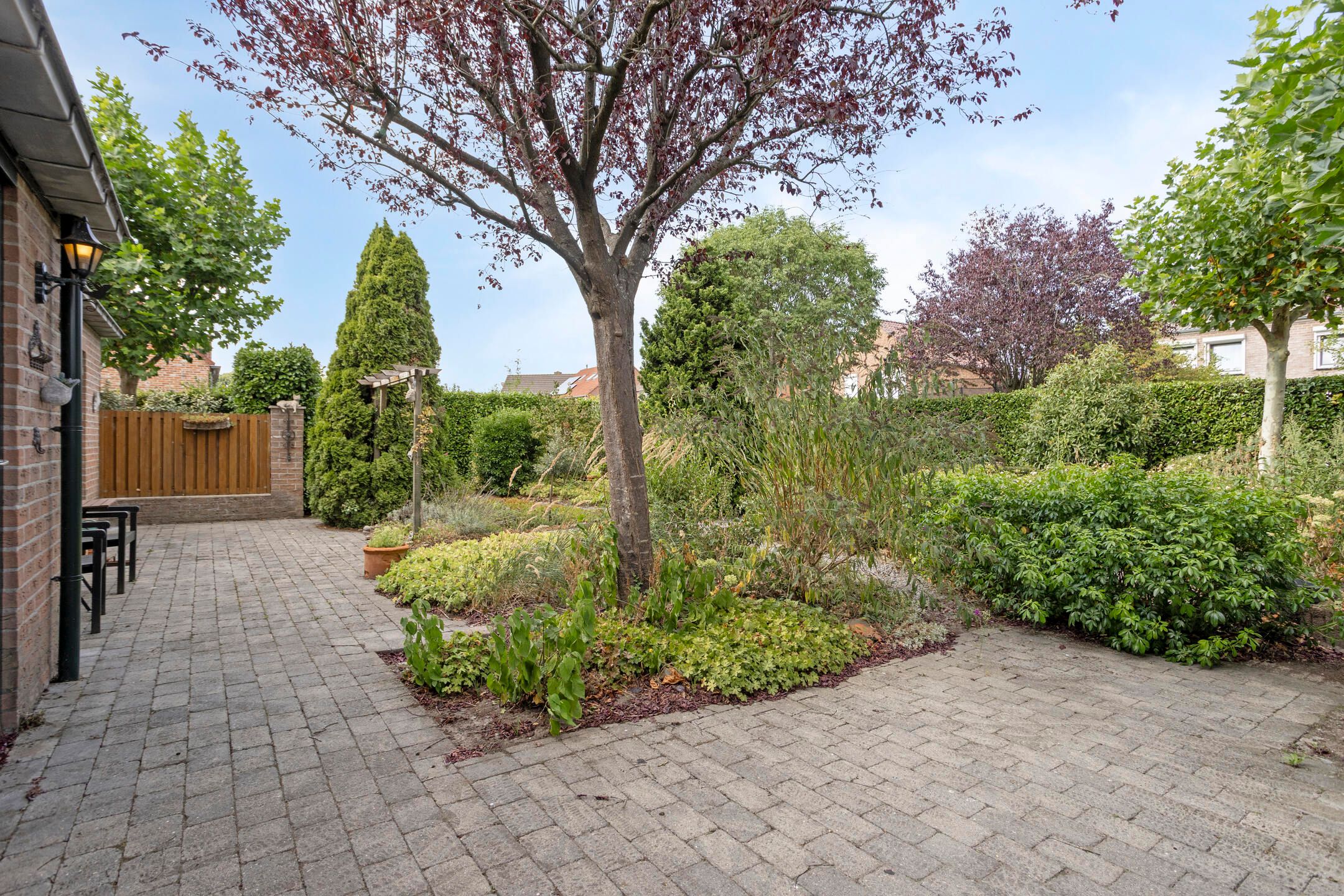 Spacious detached residence with garage and sunny garden — 31