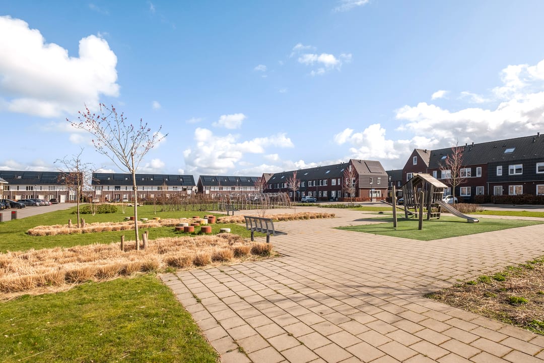 Foto 2 van Het Melkmeisje 2