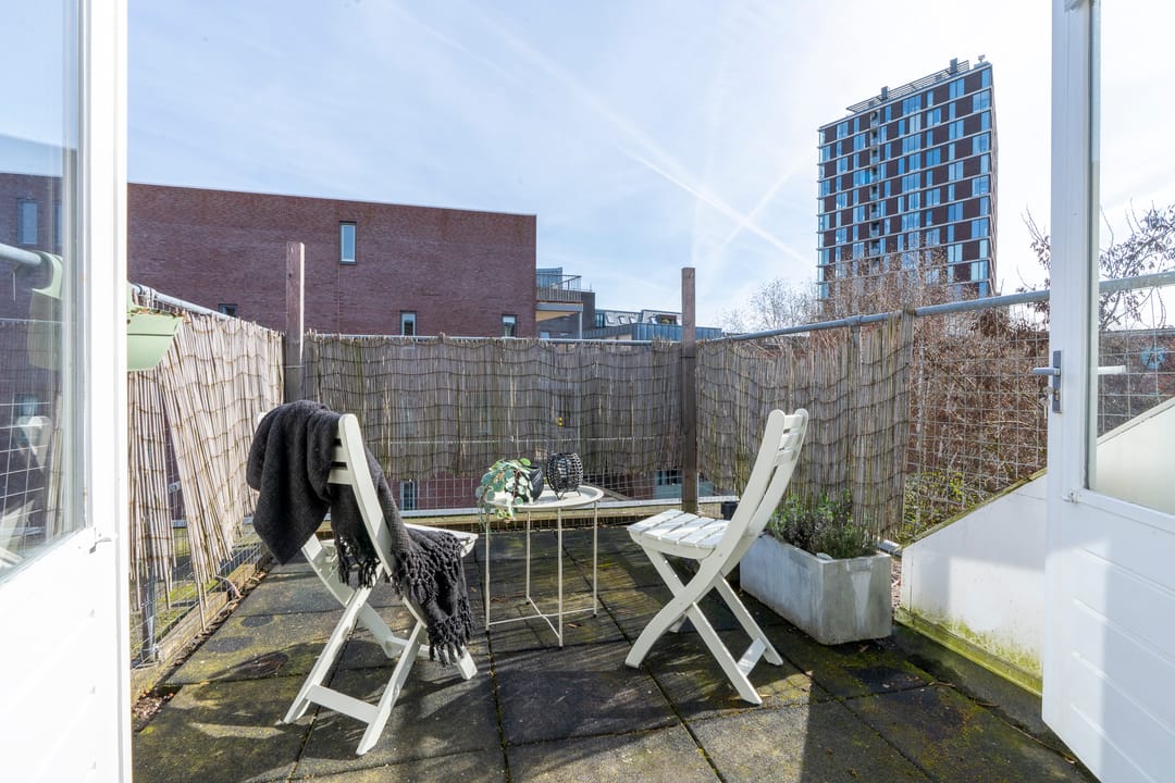 Move-in ready loft with roof terrace and character in top Utrecht location — 25