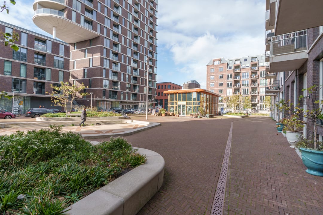 Move-in ready loft with roof terrace and character in top Utrecht location — 43