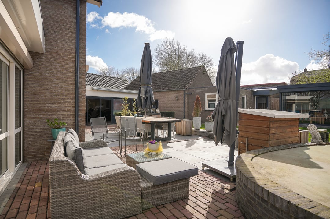 Spacious detached home with outbuilding and southwest facing garden in Maasbommel — 35