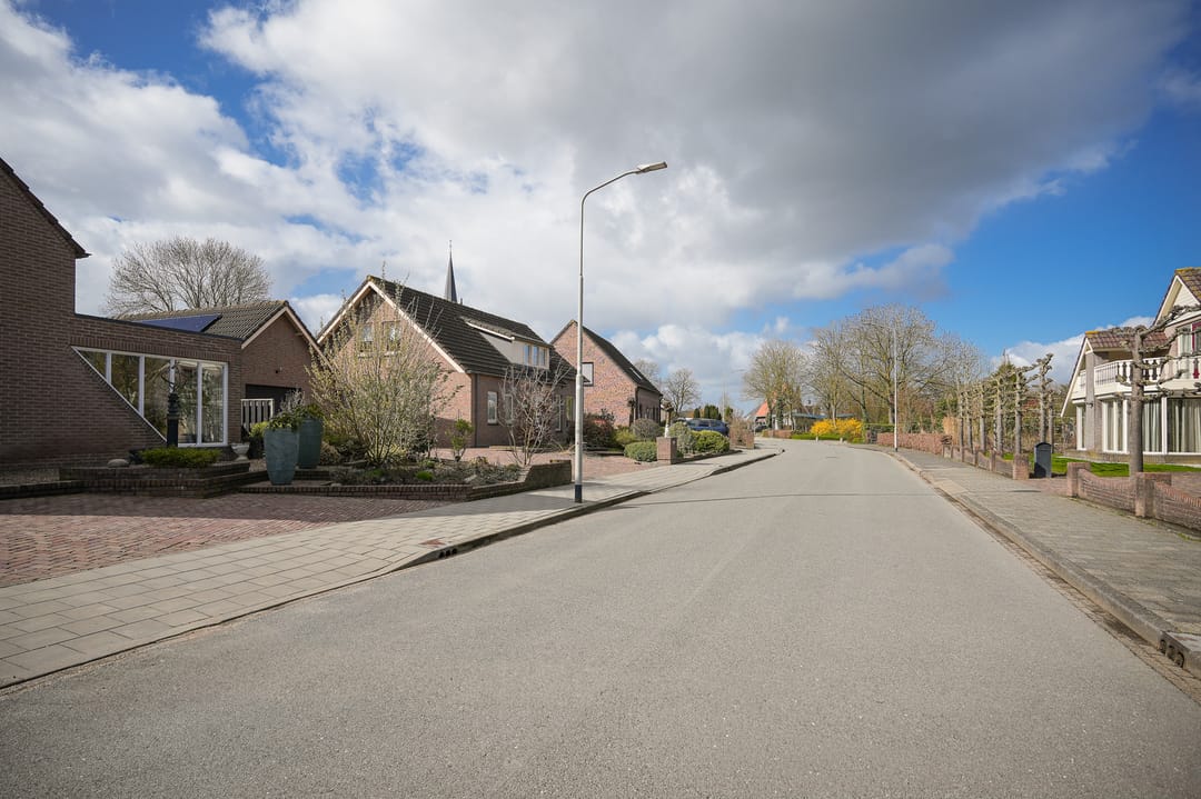 Spacious detached home with outbuilding and southwest facing garden in Maasbommel — 50