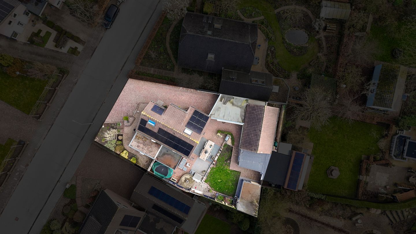 Spacious detached home with outbuilding and southwest facing garden in Maasbommel — 52