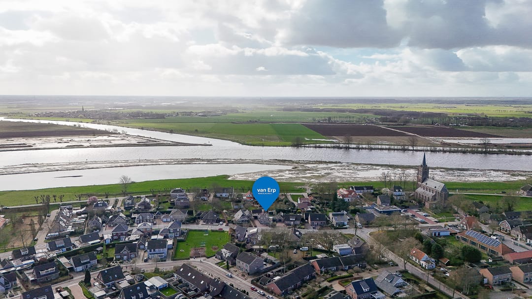 Spacious detached home with outbuilding and southwest facing garden in Maasbommel — 55