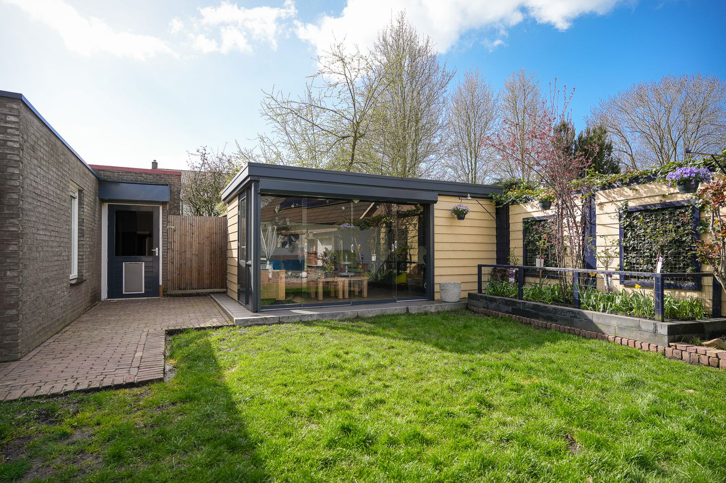Spacious detached home with outbuilding and southwest facing garden in Maasbommel — 38