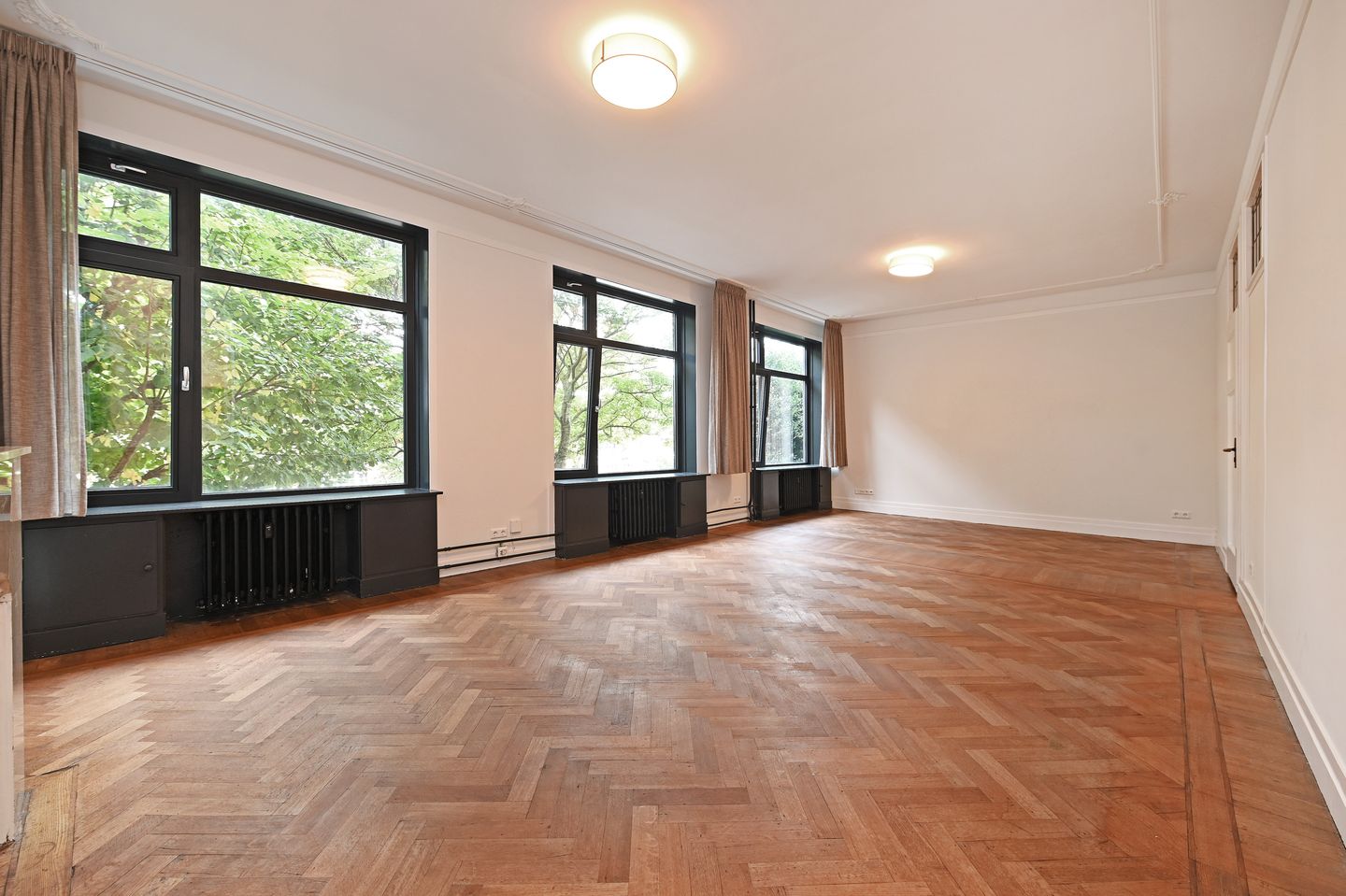 Stylish 3-Bedroom Apartment with Parking near Van Stolkpark — 12