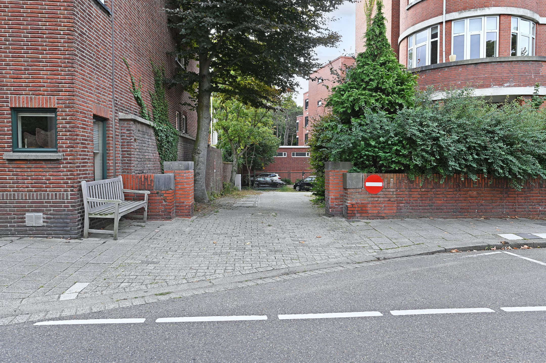 Stylish 3-Bedroom Apartment with Parking near Van Stolkpark — 35