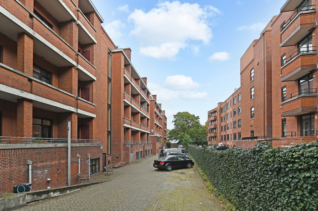 Stylish 3-Bedroom Apartment with Parking near Van Stolkpark — 42