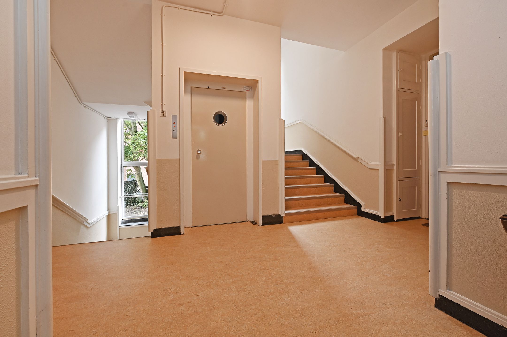 Stylish 3-Bedroom Apartment with Parking near Van Stolkpark — 50